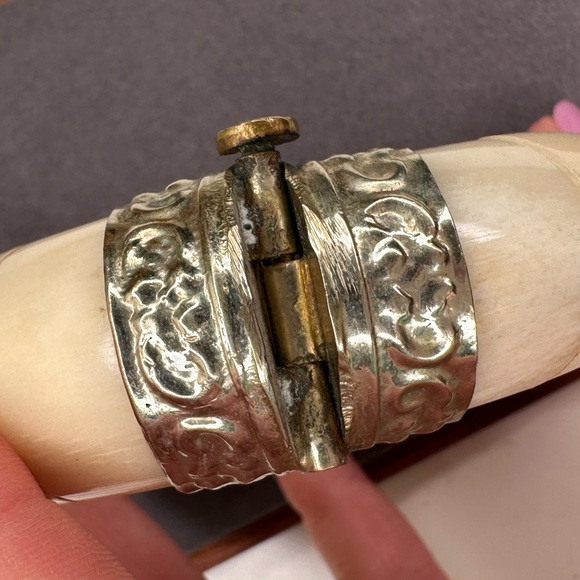 Vintage Mid-Century Bone & Wood Bangle, Hinge Pin Clasp, Tribal Style - Picture 5 of 8